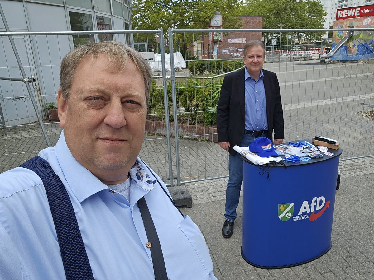 AfDLindemann's tweet photo. Heute unser erster Infostand in #Marzahn Nord https://t.co/HFAfuJeBg5