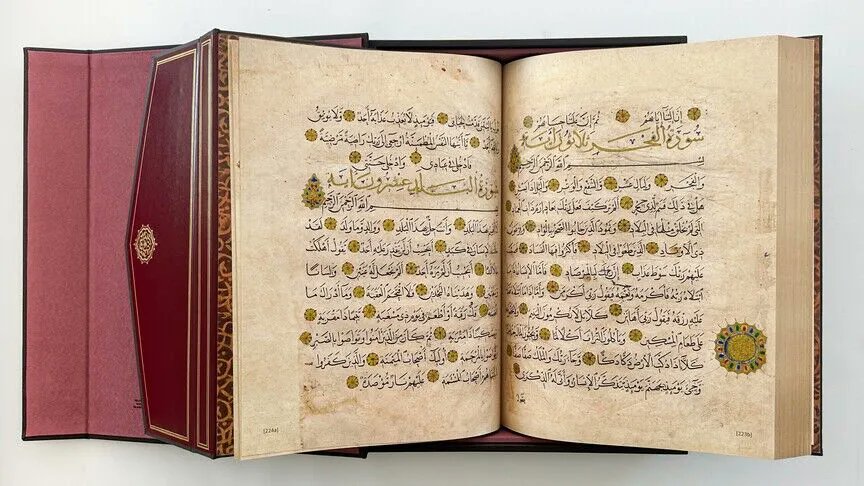 aakultursanat's tweet photo. 📖 Karadağ İslam Birliğinin talebi ve Cumhurbaşkanı Recep Tayyip Erdoğan'ın talimatları doğrultusunda, tarihi Taşlıcalı Hüseyin Paşa Camii Mushaf-ı Şerifi'nin tıpkıbasımı tamamlandı 

➜ Türkiye Yazma Eserler Kurumu Başkanlığı uzmanları tarafından 14. yüzyıla ait bir Memlük Mushafı olarak tanımlanan eser, 16. yüzyılın ikinci yarısında Taşlıcalı Hüseyin Paşa tarafından adını taşıyan camiye vakfedildi

➜ Mushaf, Balkan uzmanı Machiel Kiel'in İslam hat sanatı ve kitap yazımının Balkanlar'daki en güzel örneklerinden biri olarak nitelendiriliyor ⤵️

https://t.co/6GBJhhyX6E