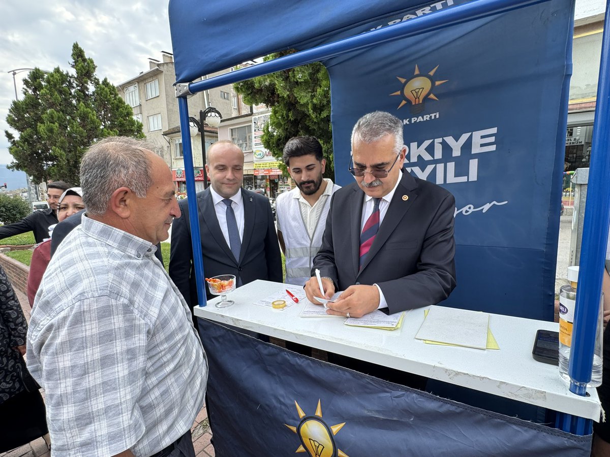 yusufahlatci's tweet photo. 📍KASTAMONU TOSYA | TÜRKİYE BULUŞMALARI 

İlçe Başkanımız, dava arkadaşlarımız ve Tosya Gençlik Kollarımızın gayretleriyle kurulan AK Parti stant alanında hemşehrilerimizle bir araya geldik.

Genel Başkanımız, Cumhurbaşkanımız Sayın Recep Tayyip Erdoğan’ın liderliğinde, "Türkiye Yüzyılı" vizyonumuzla yol yürümeye, teşkilatımızla istişare içinde büyük ailemizi yeni üyelerimizle büyütmeye devam ediyoruz.

Davamıza gönül verip ailemize katılan tüm Tosyalı vatandaşlarımıza şükranlarımı sunuyorum. 🇹🇷

#TürkiyeBuluşmaları #Tosya #Kastamonu #TürkiyeYüzyılı #AKParti

@RTErdogan @abuyukgumus @ensartopcu @Akparti @akparti_37