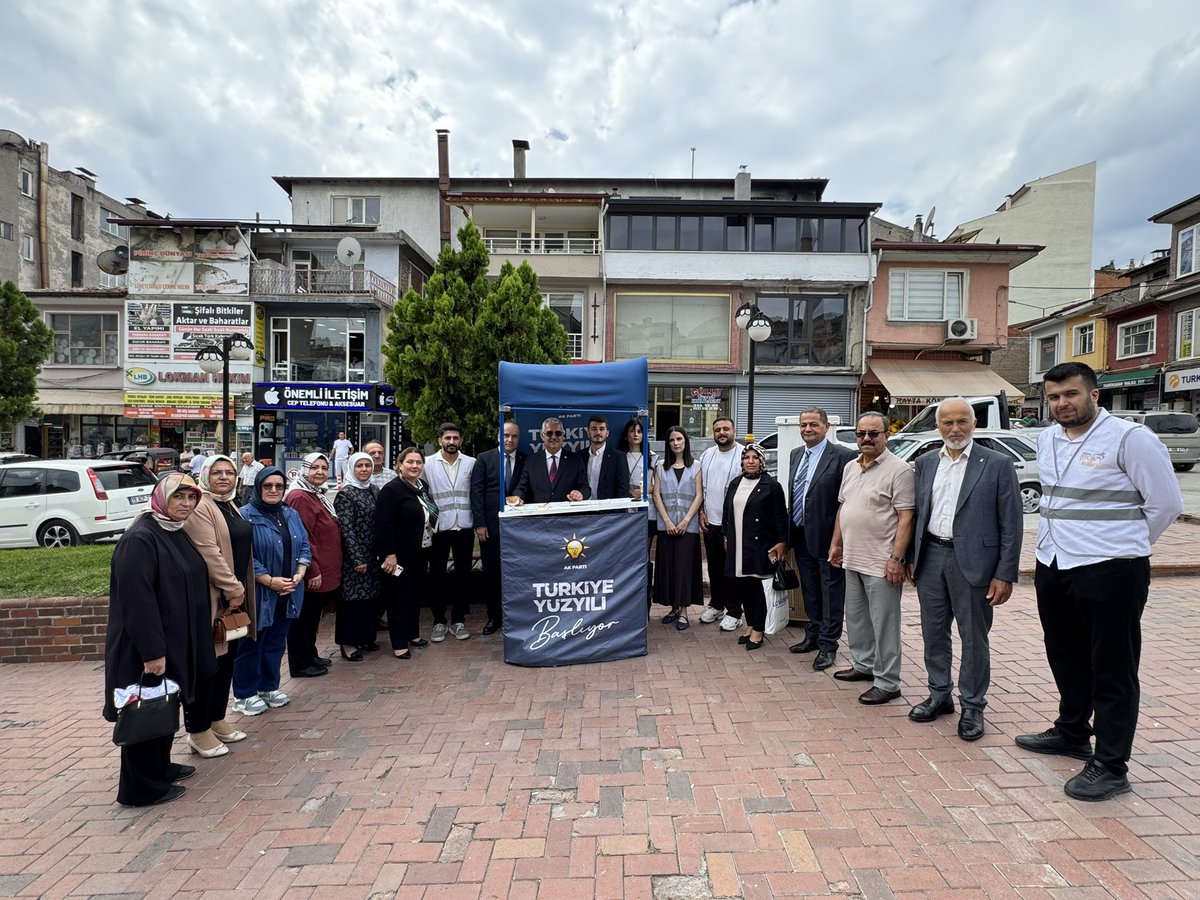 yusufahlatci's tweet photo. 📍KASTAMONU TOSYA | TÜRKİYE BULUŞMALARI 

İlçe Başkanımız, dava arkadaşlarımız ve Tosya Gençlik Kollarımızın gayretleriyle kurulan AK Parti stant alanında hemşehrilerimizle bir araya geldik.

Genel Başkanımız, Cumhurbaşkanımız Sayın Recep Tayyip Erdoğan’ın liderliğinde, "Türkiye Yüzyılı" vizyonumuzla yol yürümeye, teşkilatımızla istişare içinde büyük ailemizi yeni üyelerimizle büyütmeye devam ediyoruz.

Davamıza gönül verip ailemize katılan tüm Tosyalı vatandaşlarımıza şükranlarımı sunuyorum. 🇹🇷

#TürkiyeBuluşmaları #Tosya #Kastamonu #TürkiyeYüzyılı #AKParti

@RTErdogan @abuyukgumus @ensartopcu @Akparti @akparti_37
