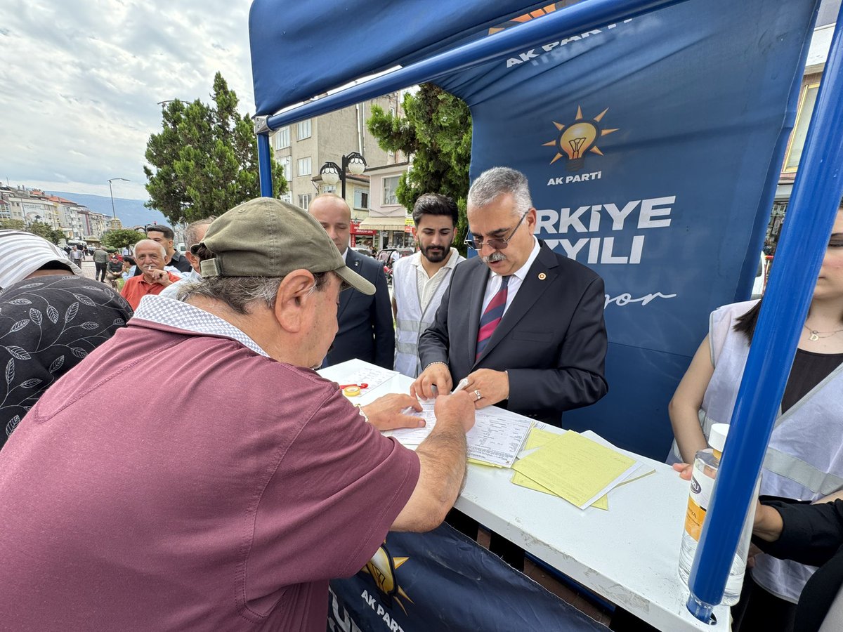 yusufahlatci's tweet photo. 📍KASTAMONU TOSYA | TÜRKİYE BULUŞMALARI 

İlçe Başkanımız, dava arkadaşlarımız ve Tosya Gençlik Kollarımızın gayretleriyle kurulan AK Parti stant alanında hemşehrilerimizle bir araya geldik.

Genel Başkanımız, Cumhurbaşkanımız Sayın Recep Tayyip Erdoğan’ın liderliğinde, "Türkiye Yüzyılı" vizyonumuzla yol yürümeye, teşkilatımızla istişare içinde büyük ailemizi yeni üyelerimizle büyütmeye devam ediyoruz.

Davamıza gönül verip ailemize katılan tüm Tosyalı vatandaşlarımıza şükranlarımı sunuyorum. 🇹🇷

#TürkiyeBuluşmaları #Tosya #Kastamonu #TürkiyeYüzyılı #AKParti

@RTErdogan @abuyukgumus @ensartopcu @Akparti @akparti_37
