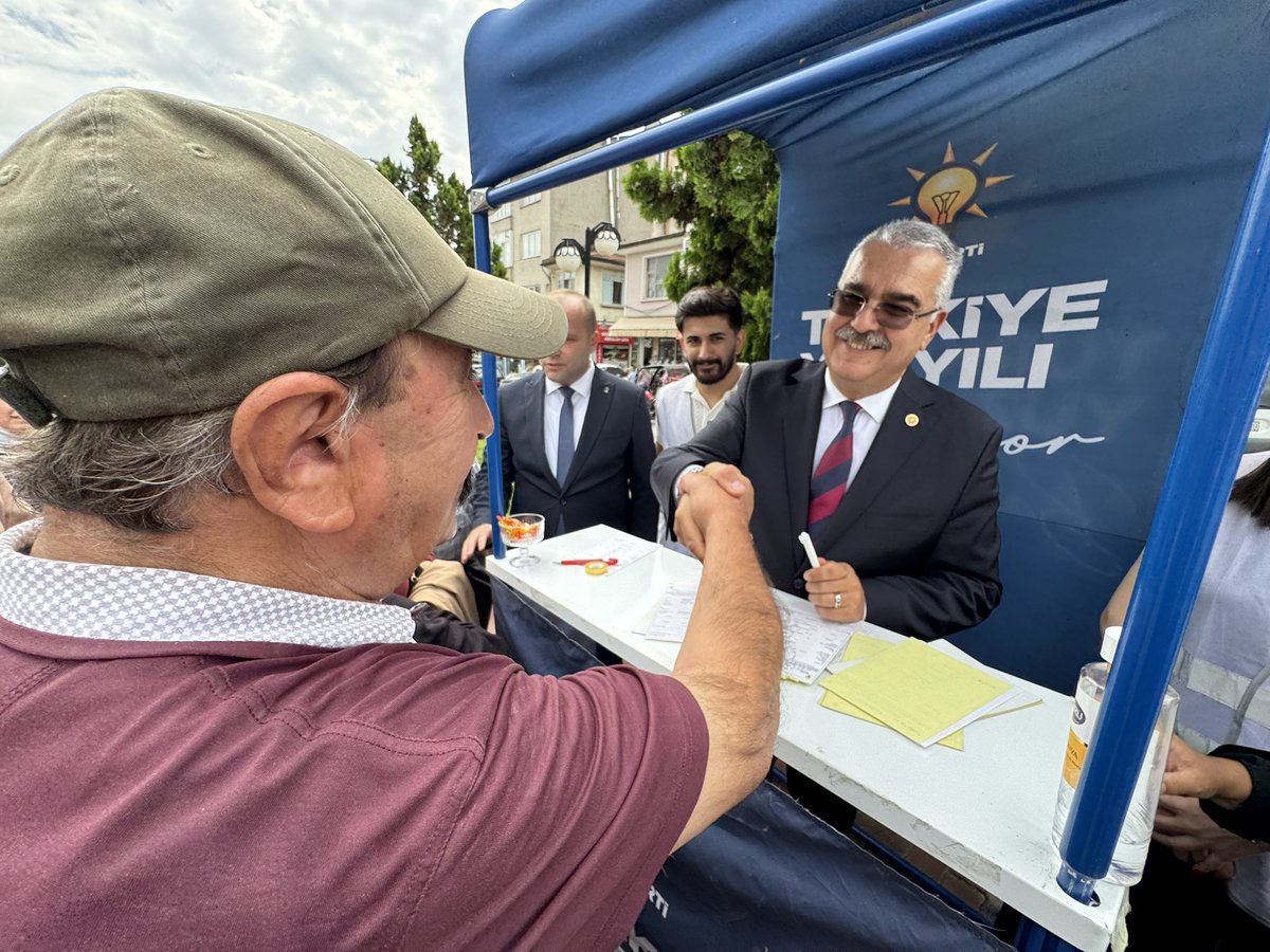 yusufahlatci's tweet photo. 📍KASTAMONU TOSYA | TÜRKİYE BULUŞMALARI 

İlçe Başkanımız, dava arkadaşlarımız ve Tosya Gençlik Kollarımızın gayretleriyle kurulan AK Parti stant alanında hemşehrilerimizle bir araya geldik.

Genel Başkanımız, Cumhurbaşkanımız Sayın Recep Tayyip Erdoğan’ın liderliğinde, "Türkiye Yüzyılı" vizyonumuzla yol yürümeye, teşkilatımızla istişare içinde büyük ailemizi yeni üyelerimizle büyütmeye devam ediyoruz.

Davamıza gönül verip ailemize katılan tüm Tosyalı vatandaşlarımıza şükranlarımı sunuyorum. 🇹🇷

#TürkiyeBuluşmaları #Tosya #Kastamonu #TürkiyeYüzyılı #AKParti

@RTErdogan @abuyukgumus @ensartopcu @Akparti @akparti_37
