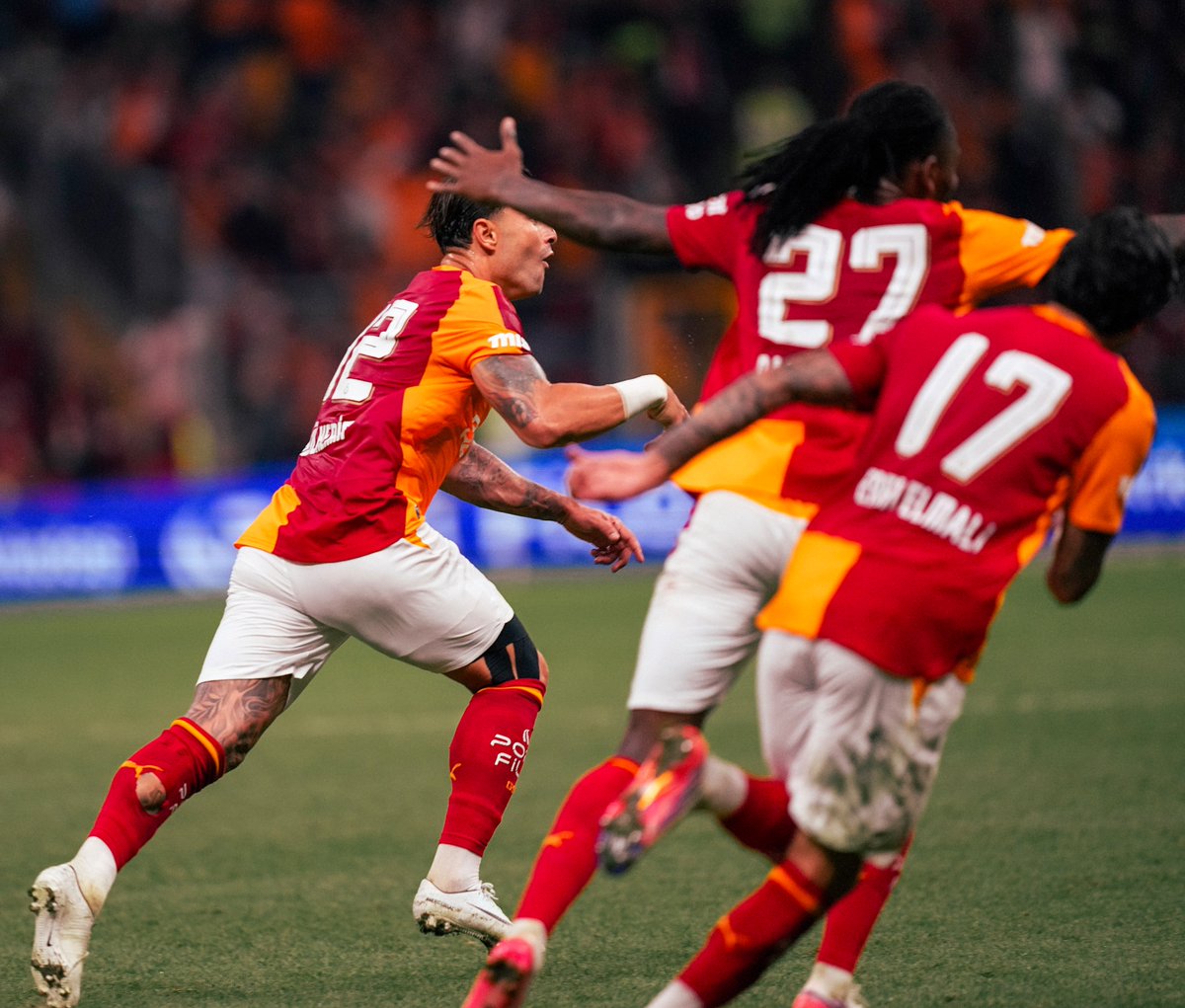 GalatasaraySK's tweet photo. MONDAY M⚽️DE! https://t.co/joFVjiDSvl