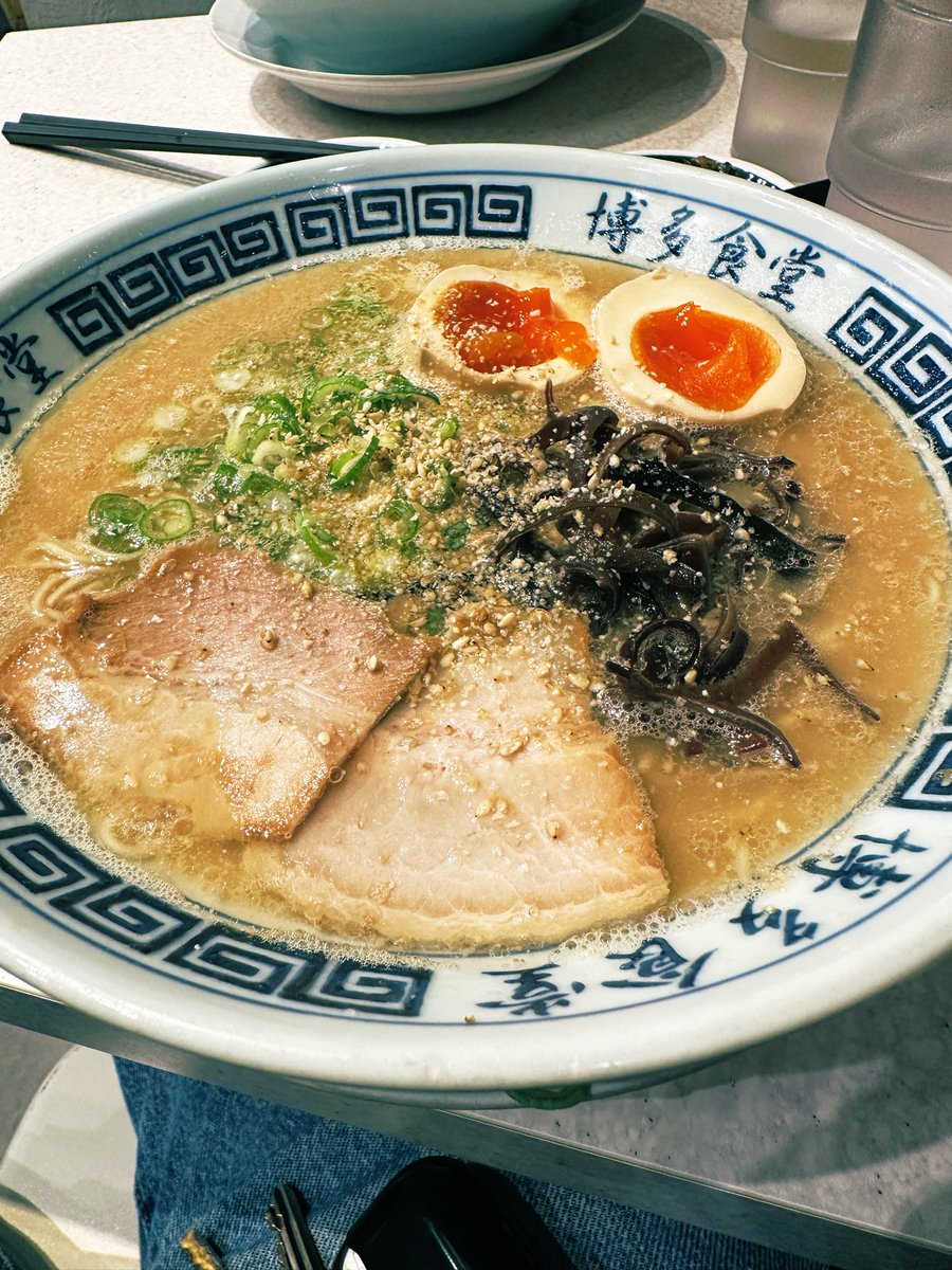 28focusKUB's tweet photo. 調子が悪いと時、あげたいときは自分生まれ育った土地のものを食べるとよい。

そのような理由から心身が欲するので東京でも散々いろんな店を試してきましたが、今では最も地元に近い味、スタイルの店を見つけてよく調整にいっています。　#博多食堂　#豚骨らーめん https://t.co/C2nwW9dI4o