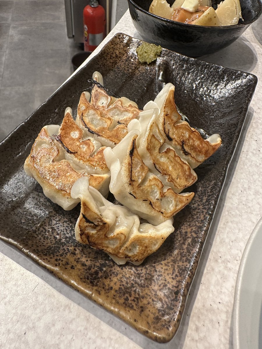 28focusKUB's tweet photo. 調子が悪いと時、あげたいときは自分生まれ育った土地のものを食べるとよい。

そのような理由から心身が欲するので東京でも散々いろんな店を試してきましたが、今では最も地元に近い味、スタイルの店を見つけてよく調整にいっています。　#博多食堂　#豚骨らーめん https://t.co/C2nwW9dI4o
