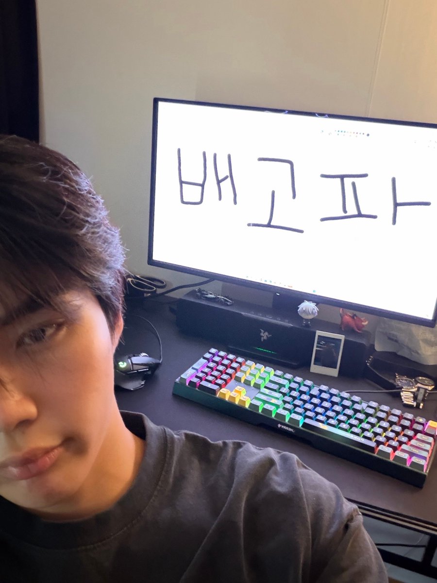 pgwchats's tweet photo. 260914 🧸📷 [7:52pm kst]

text in pic 1 : what are you doing ? (*cutely)

text in pic 2 : i'm hungry https://t.co/5YNM3jEFb5