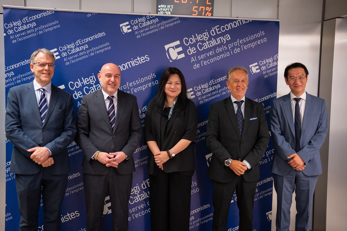 carlosprietogo's tweet photo. La confiança es construeix amb temps, diàleg i trobades com la d’avui.

Juntament amb la @ConsulChinaBcn, Meng Yuhong, a la I Cimera Anual de Cooperació Empresarial Catalunya–Xina hem compartit oportunitats i reptes per reforçar una relació basada en el comerç, la inversió, la innovació, la tecnologia i la creació d’ocupació.

Catalunya és una economia oberta i amb vocació internacional. En temps d’incerteses ens correspon a tots i totes seguir obrint camins.

Gràcies a @cpuigdetravy d’@economistescat i a @oriolamat de Fundació Economia i Empresa per convidar-me.