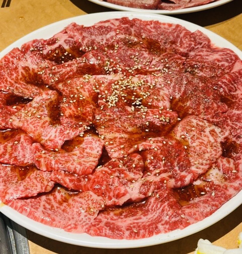 arekkusi's tweet photo. 安心して腹パン食べられるコスパ焼肉屋！
ハラミは柔らかくとてもジューシーでほとんど噛む必要ないくらいで美味しすぎて追加までしたくらい美味しい😋

全体的にタレの味が濃いめでどっぷりタレに浸かっているので多少好みが分かれるかもしれん町焼肉って感じで昔ながらの焼肉の味です！ https://t.co/1uMIGsmKcs