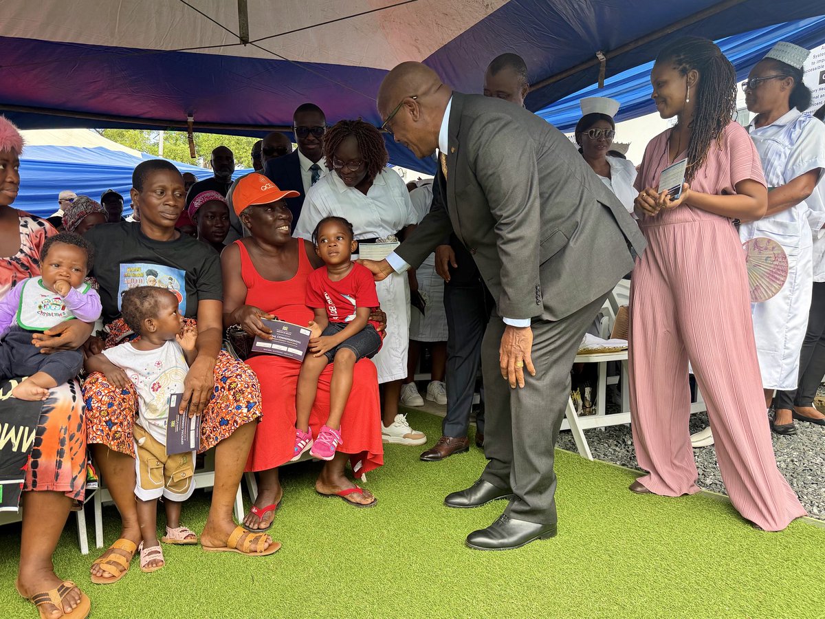 mohs_sl's tweet photo. Happening now!!! Oba Funkia Community gets a refurbished CHC. Made possible by the @GovSL &amp; @WorldBankAfric1, this development helps to deliver on @MaadaJulius @DembyAustin’s promise to provide dignified, accessible, and high-quality healthcare to every citizen of Sierra Leone. https://t.co/yiEEAWzohc