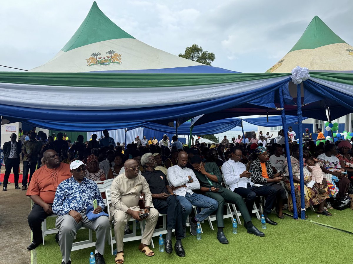 mohs_sl's tweet photo. Happening now!!! Oba Funkia Community gets a refurbished CHC. Made possible by the @GovSL &amp; @WorldBankAfric1, this development helps to deliver on @MaadaJulius @DembyAustin’s promise to provide dignified, accessible, and high-quality healthcare to every citizen of Sierra Leone. https://t.co/yiEEAWzohc