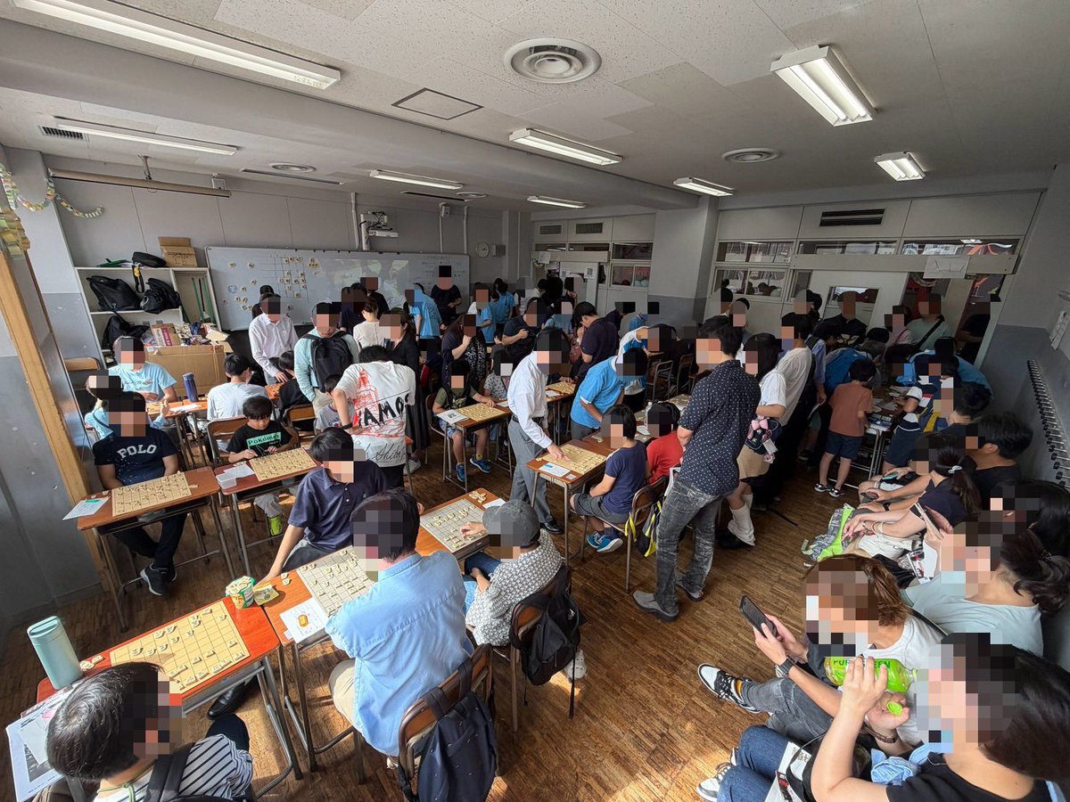 shiba_shogi's tweet photo. 一昨日、昨日は学園祭がありました。
芝将棋部に来てくれた皆様、ありがとうございました！！
おかげさまでたくさんの方にご来場いただけま��た！
これにて僕たち高2は引退になります。
あとは後輩に託していきます。 https://t.co/EIdK6vK13L