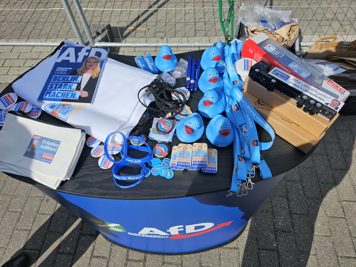 AfDLindemann's tweet photo. Heute unser erster Infostand in #Marzahn Nord https://t.co/HFAfuJeBg5