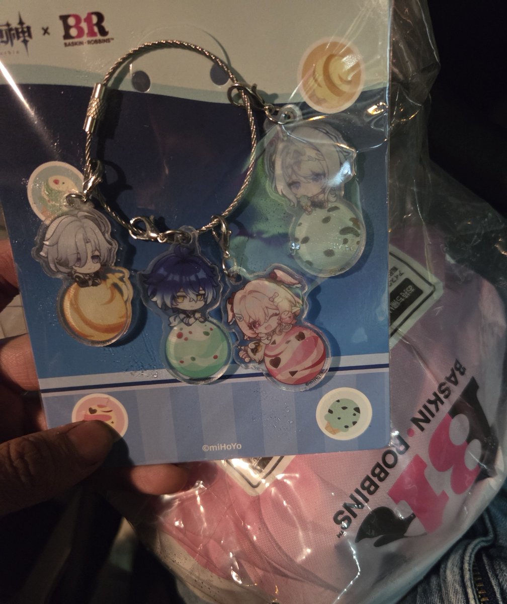XYZk0618's tweet photo. アクリルキーホルダーとアイスで1300円は安すぎる https://t.co/3PQ077y4fg