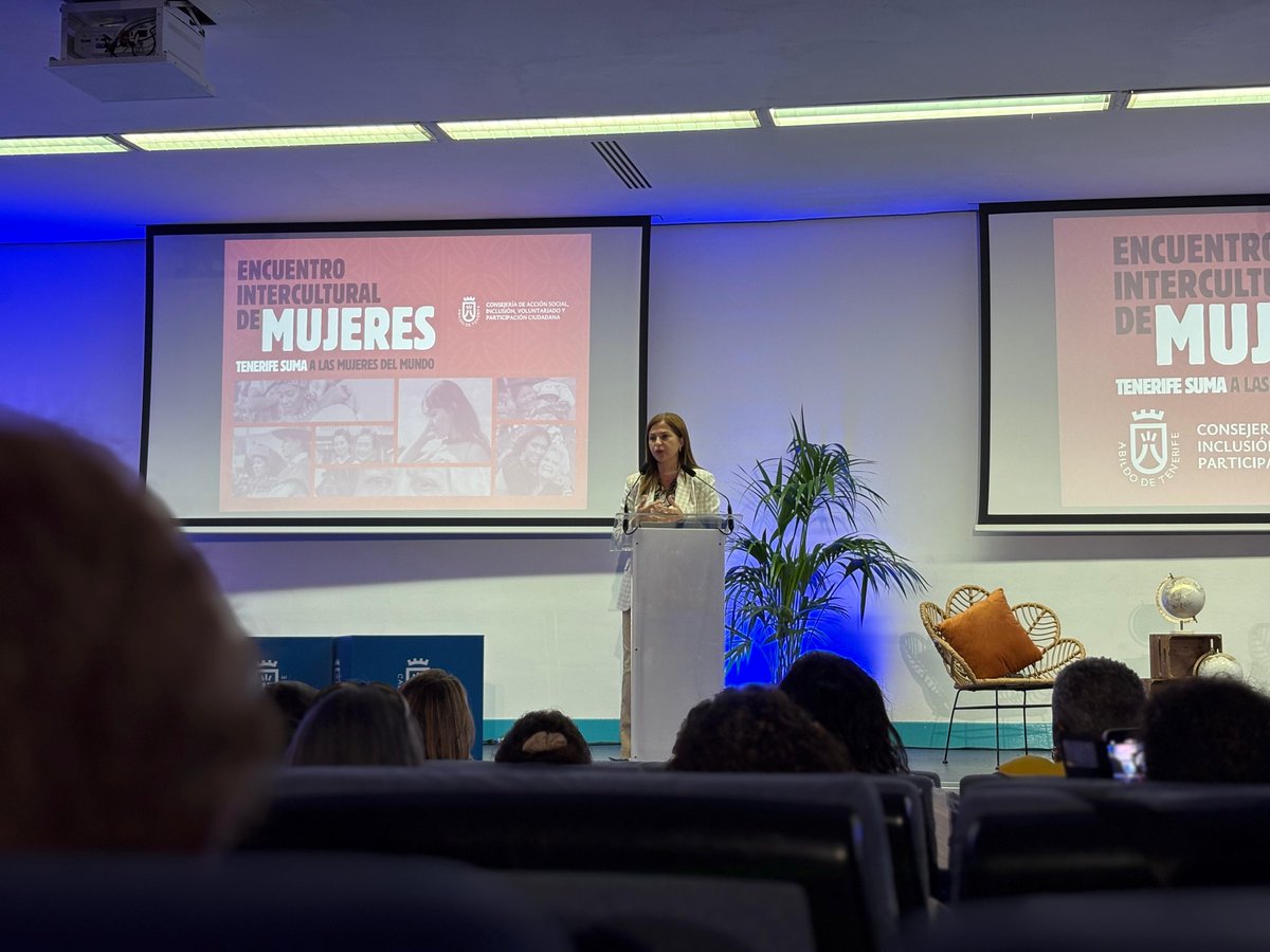 CabildoTenerife's tweet photo. 💁‍♀️ #ACCIÓNSOCIAL 𝗠á𝘀 𝗱𝗲 𝟭𝟮𝟬 𝗺𝘂𝗷𝗲𝗿𝗲𝘀 𝗽𝗮𝗿𝘁𝗶𝗰𝗶𝗽𝗮𝗻 𝗲𝗻 𝗲𝗹 𝗜𝗜 𝗘𝗻𝗰𝘂𝗲𝗻𝘁𝗿𝗼 𝗜𝗻𝘁𝗲𝗿𝗰𝘂𝗹𝘁𝘂𝗿𝗮𝗹 𝗱𝗲 𝗠𝘂𝗷𝗲𝗿𝗲𝘀.

🌍 Bajo el lema ‘𝗧𝗲𝗻𝗲𝗿𝗶𝗳𝗲 𝘀𝘂𝗺𝗮 𝗮 𝗹𝗮𝘀 𝗠𝘂𝗷𝗲𝗿𝗲𝘀 𝗱𝗲𝗹 𝗠𝘂𝗻𝗱𝗼’.

💬 La consejera de @AccionSocialTFE, @aguedafumero, explicó que el objetivo de este encuentro es “dise��ar un espacio de 𝗲𝗻𝗰𝘂𝗲𝗻𝘁𝗿𝗼, 𝗮𝗽𝗿𝗲𝗻𝗱𝗶𝘇𝗮𝗷𝗲 y 𝗰𝗼𝗻𝘃𝗶𝘃𝗲𝗻𝗰𝗶𝗮 entre mujeres de diversas culturas y realidades sociales que residen en la isla”.

👉 A través de mesas redondas 🗣️, muestras culturales👘, dinámicas de red👥 y actuaciones musicales🎤. 

ℹ Te contamos más ⬇️

https://t.co/KA3op392XD