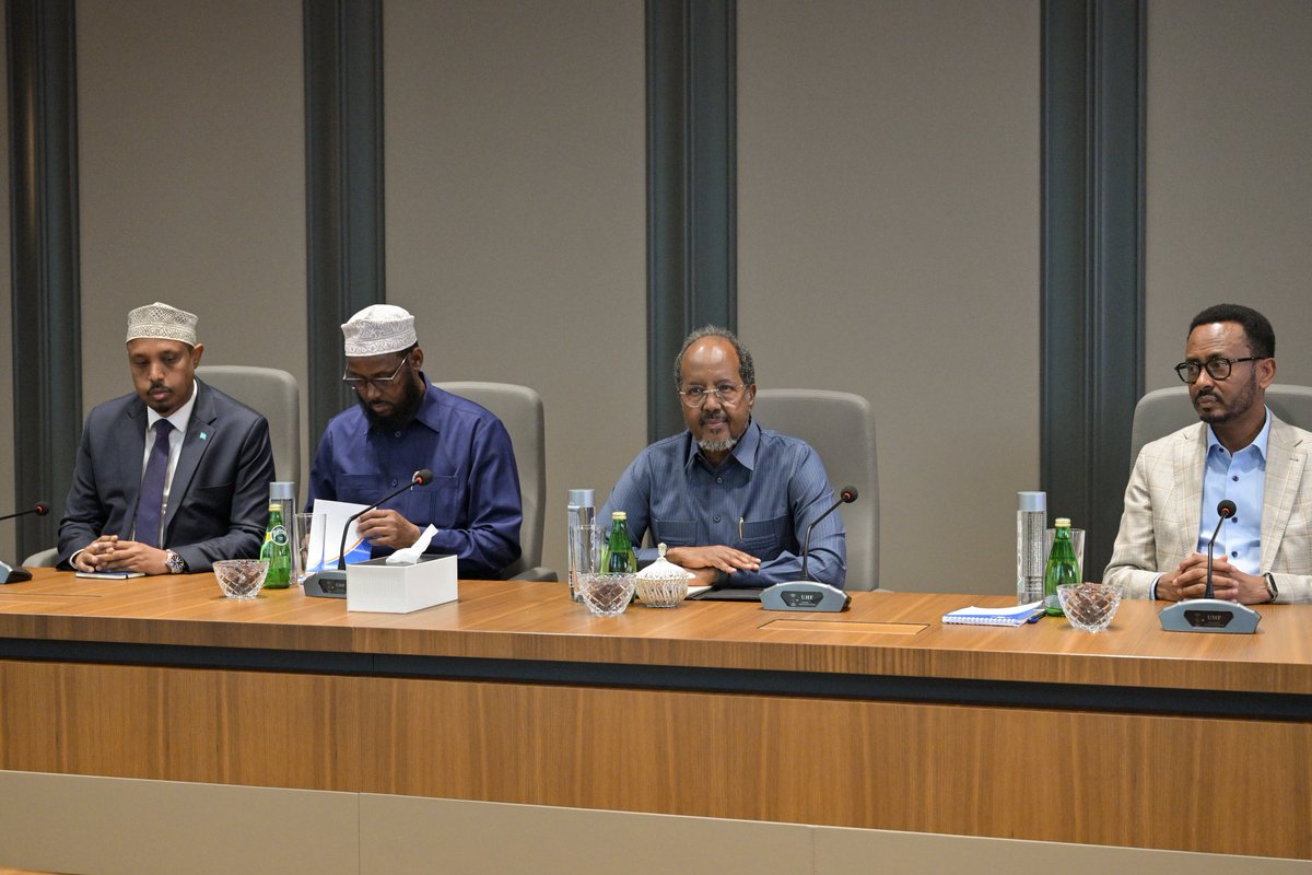 MhmdAlissa's tweet photo. J’ai eu le plaisir de rencontrer le président de la République fédérale de Somalie, le Dr Hassan Sheikh Mohamud, au palais présidentiel, dans la capitale, Mogadiscio.

J’ai particulièrement apprécié le riche échange que nous avons eu et je me réjouis de ses propos saluant les efforts déployés par la Ligue islamique mondiale en soutien au peuple somalien.