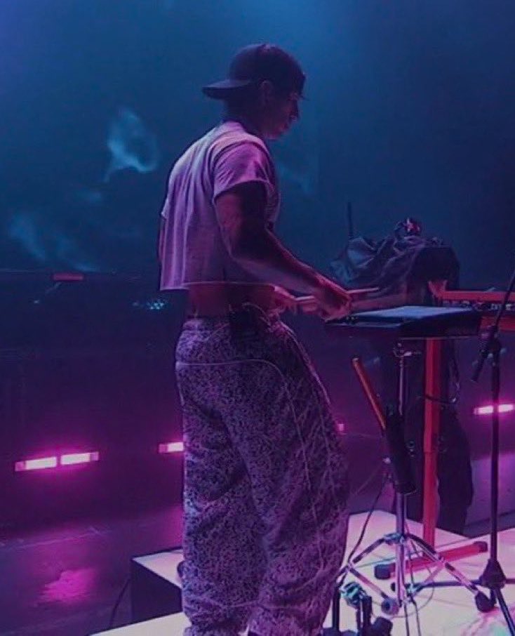 pilotsduns's tweet photo. obsessed with his pants i love how josh dresses so much https://t.co/zfYPsp4u0e
