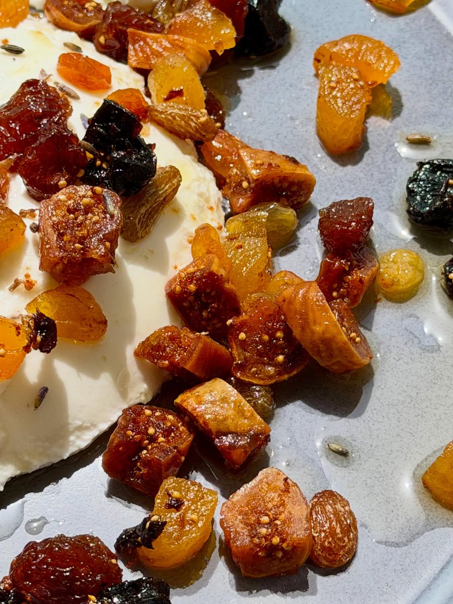 CherrieRonr6's tweet photo. Seven-Day Cultured Velvet &amp; Warm Butter-Seared Fruits: ultra-dense Greek yogurt paired with caramelized figs, plums, apricots, and raisins in browned butter, finished with fragrant lavender. https://t.co/gDy42MmERT