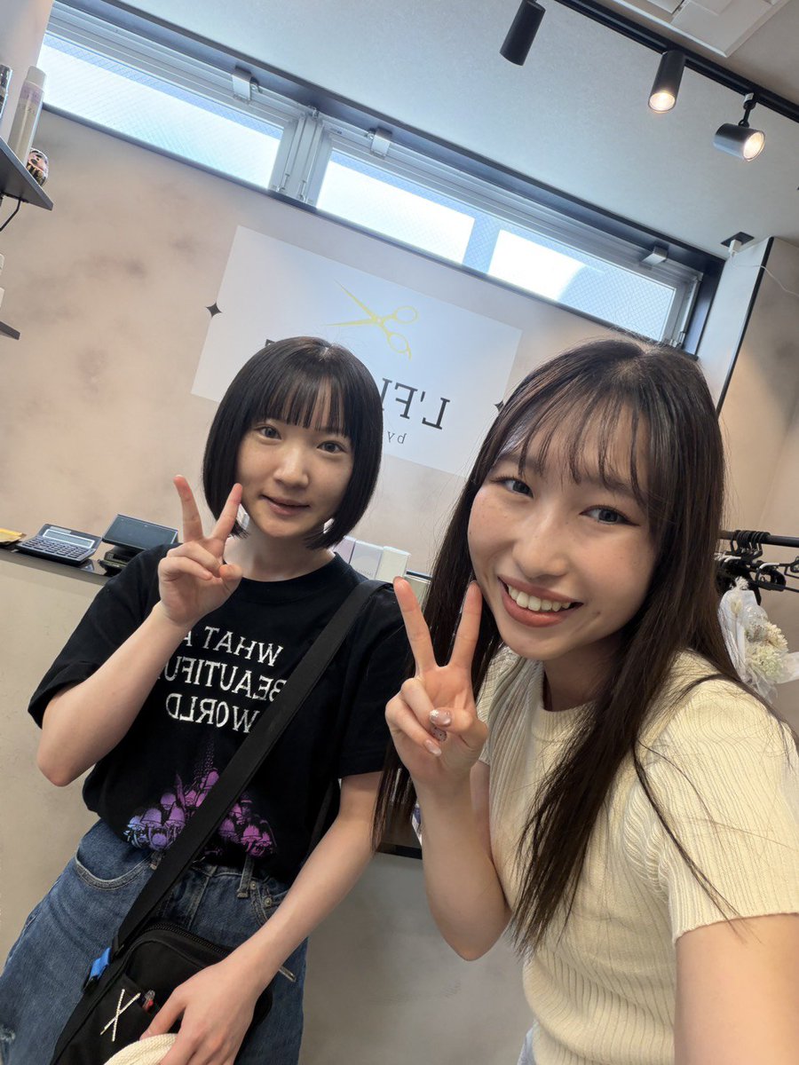 Daprain1013's tweet photo. 美容師さんをしている中学の友達に初めてカットと縮毛をしてもらった。
友達だからという御世辞じゃなくて、本当にシャンプーもカットも素敵でまた絶対行く��て思った。
ちゃんと会うのが約10年ぶりだったとか信じられん笑　
お互い全く変わっていない印象だったみたい笑
久々に色々話せて嬉しかった! https://t.co/XIRFpNYA75