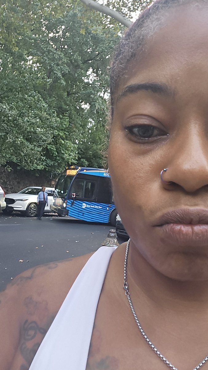 FitnessNever's tweet photo. Her day starting rough #mta #mtabus ur #employee needs help.. stuck on a side street that's a straight right the hospital. https://t.co/vteLKxK8og