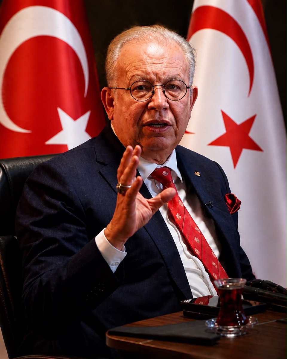 turkdegs's tweet photo. 🇹🇷 Cihat Yaycı : 

Miçotakis yalnızca gayri askeri statüdeki Meis’e gitmemiş; Yunanistan’a hukuken devredilmemiş olan Türkiye’ye ait Karaada ve Fener Adası’na da çıkmış, buradaki askeri karakolları ziyaret etmiştir. 

Bu, sıradan bir gezi değil; egemenlik iddiası taşıyan, Türkiye’ye yönelik planlanmış bir siyasi ve askeri tahriktir.