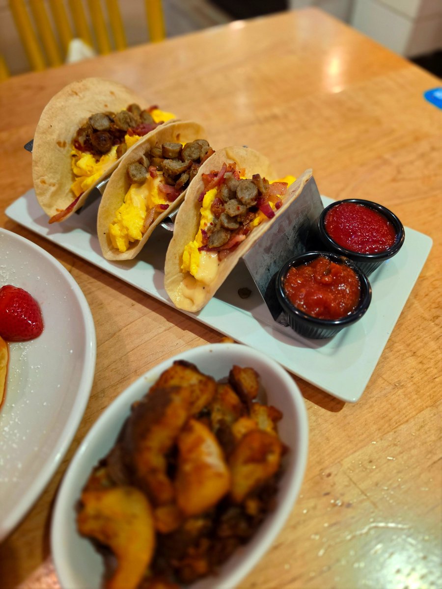 megaumaradio's tweet photo. 食べて食べて食べて食べて食べてまいります🍴 https://t.co/F3vCuzmWZx