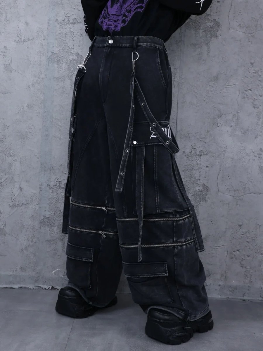 OfficialAmilige's tweet photo. 季節も変わったし新しいボトムス見つけない？

ITEM
裏毛ZIPサスペンダー付きワイドパンツ
¥20,790

https://t.co/FLs1Lw2TBl https://t.co/2XKXmm0I2X