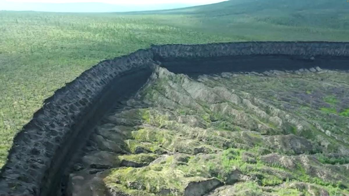 theiaincameron's tweet photo. In the 1960s, workers in a remote part of Siberia cleared an ordinary patch of forest.

BUT, it triggered something far from ordinary. The frozen ground beneath began to thaw and collapse. Today, the scar is more than 1 km (0.6 mi) long.

This is Batagaika crater.

1/5 https://t.co/lTZHtl5ASU