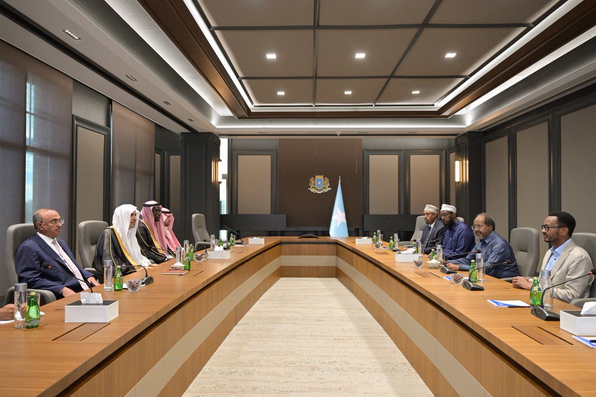 MhmdAlissa's tweet photo. Saya merasa sangat berbahagia dapat bertemu dengan Yang Mulia Presiden Republik Federal Somalia, Bapak Dr. Hassan Sheikh Mohamud, di Istana Kepresidenan di ibu kota "Mogadishu". Saya mengapresiasi dialog yang kaya bersama beliau, serta memuji penghargaan beliau atas upaya Liga Muslim Dunia dalam mendukung rakyat Somalia.
