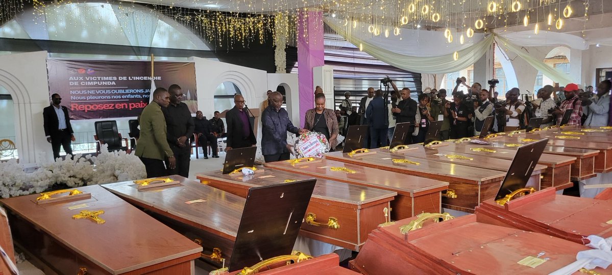 RutegaBin's tweet photo. #SUD -KIVU : La Coordination politique de l'AFC-M23, rend un dernier hommage aux victimes de l'incendie de #CIMPUNDA dans la ville de Bukavu.
La messe de requiem a eu lieu à l’athénée royale de Bukavu ce lundi, 14 septembre 2026 ,en présence du Coordonnateur politique de l'AFC-M23, @CNangaa , le coordonnateur politique Adjoint, @bbisimwa ,le Gouverneur du Sud-Kivu, @BNgwi ,les deux vice-gouverneurs ainsi plusieurs autres autorités politico-militaires venues pour la circonstance.
Dans son message aux membres des familles et à toute la population de Bukavu, Le Coordonnateur politique, @CNangaa a indiqué que des mesures impopulaires seront prises pour que des tels incidents ne se reproduisent plus jamais dans des écoles de Bukavu.
Ainsi donc, c'est au cimetière de Ruzizi, sous la terre rouge de Bukavu, que reposent pour l'éternité ces victimes.
Signalons que c'est l'AFC-M23 qui a pris la totalité de frais liés à la prise en charge des obsèques et d'autres frais y relatifs.
@FannyKaj1 @revolution62711 @Fkaniki @afcongo @RFIAfrique @France24_fr @JTAtv5monde @M23_ARC @fatshi13 @DeniseNyakeru