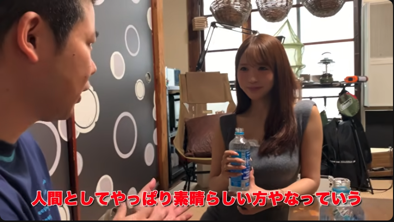 Nokin616's tweet photo. 三上悠亜さんをセ◯シー女優と知らずに、5年間ファンだった男がいた。
岡田を追え!!チャンネルに三上悠亜さんがゲスト出演し、その事実が明かされた。

━━━━━━━━━━

①アパレルブランド「ミストレアス」の経営者として5年間知っていた。
「職業より人間として素晴らしい」とずっと思っていた
②セクシー女優だったことを全く知らなかった。
本人を目の前にして「わかんなくて俺」と言った
③「じゃあ映像作品もちゃんと見といてください。次会うまでに」と三上悠亜さんに言われた

━━━━━━━━━━

岡田さんは、三上悠亜さんへの印象をこう話す。
「職業とか肩書きとかよりも、人間として素晴らしい方やなって。」
5年越しに初めて会って、職業を分かった夜だった。

━━━━━━━━━━

「夜職だから」で自分を小さく見てしまう夜職女子へ。
肩書きより先に人として見てくれる人は、必ずいると思います。