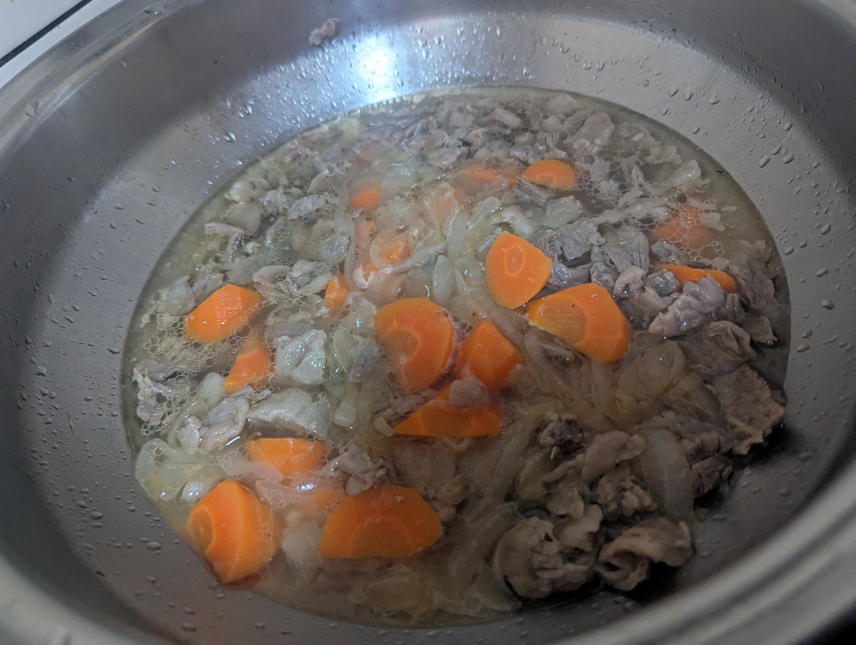 ArturGalata's tweet photo. 肉、じゃがいも、玉ねぎ、にんじんを煮る。

カレールーを入れたら「カレー」
醤油とみりんを入れたら「肉じゃが」
コンソメを入れたら「ポトフ」
牛乳とルーを入れたら「シチュー」
デミグラスソースを入れたら「ビーフシチュー」

こ���状態を"イーブイ"と呼ぶ！！！ https://t.co/mjOeMkWdGm