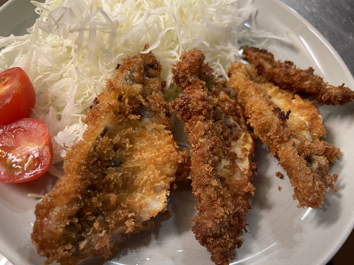 tm3609's tweet photo. 昨日の夕方、大津港に行ってきました。20センチ以上のアジは3匹だけ、豆アジは入れ食いのため半分以上リリース、サバやコノシロ、サッパもリリース、相変わらずフグが多かったけれど、楽しめました😄 https://t.co/qhYnVqa5TK
