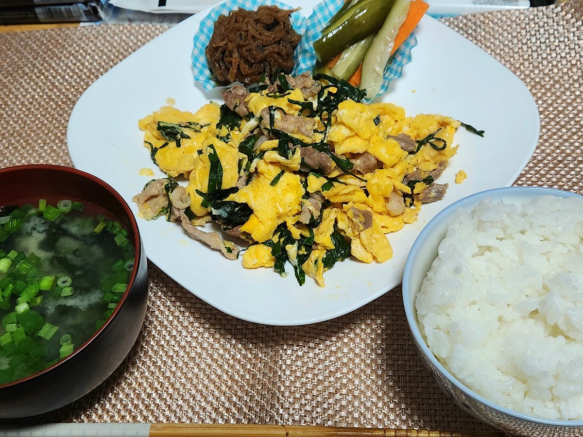 rin666's tweet photo. 久しぶりに料理ネタかな？

ベランダのプランターを手入れしてたら、ニラが沢山取れたので、今日はニラ玉にしてみました😆🌱
あとはほぼ作り置き。
美味しかったー😋

#おうちごはん #ベランダ菜園 https://t.co/ma26c5bf6F