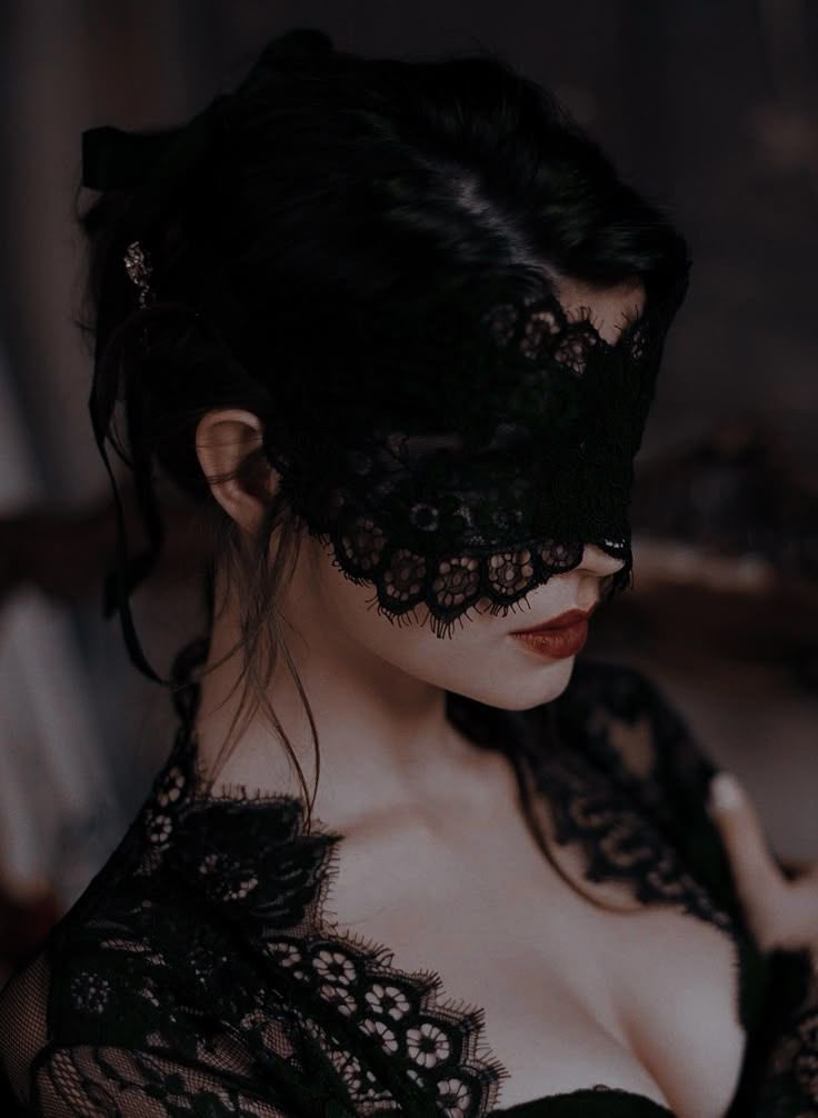 blckveils_'s tweet photo. 𝐕𝐈𝐂𝐓𝐎𝐑𝐈𝐀 𝐂𝐋𝐄𝐌𝐄𝐍𝐓𝐈𝐍𝐄. ♡

mother, survivor, and the girl who returned.

living in Normal Valley with her heart belonging to Maestro. 🕯️

the fire took her sight, but never her love.

♡ mother to Hollie
♡ @Chamomichael_’s beloved
♡ literate portrayal https://t.co/WRQEghpcjy