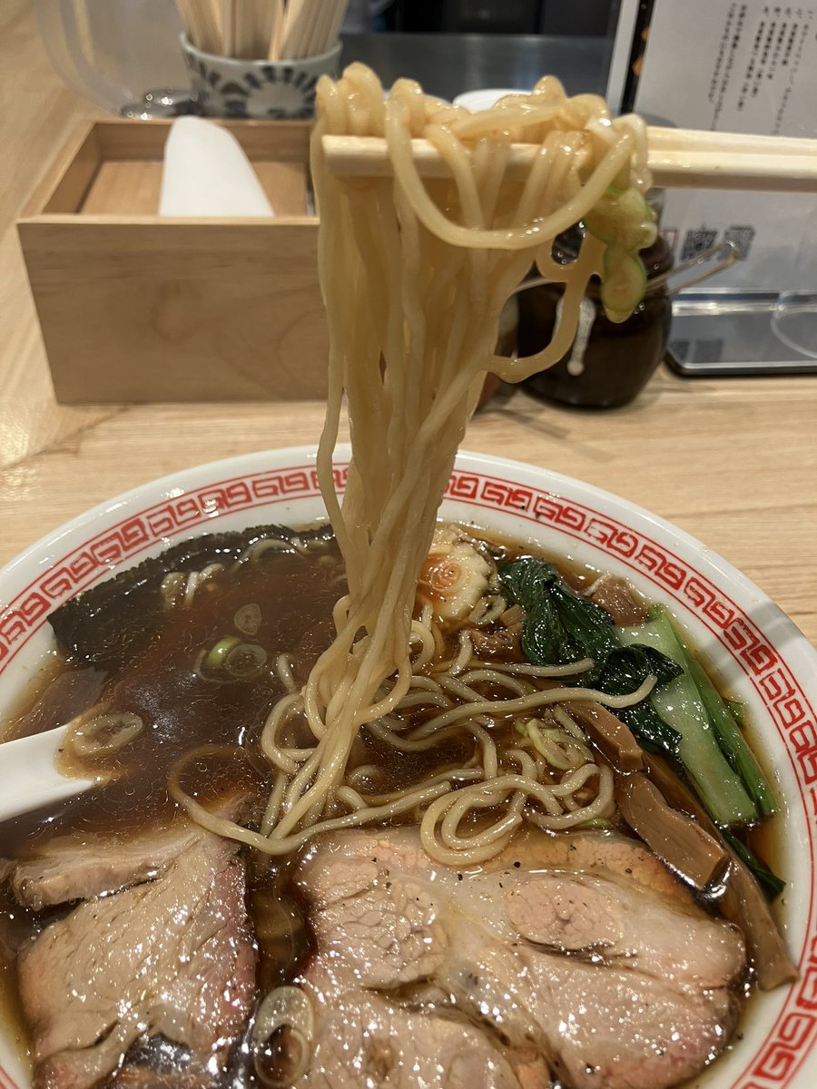 narinaryo's tweet photo. #みかん 
中華そば950円
���😋😋😋
#中目黒 #ラーメン #麺や #麺リフト #昔な��らマイルド醤油 
麺や みかん
080-3427-5555
東京都目黒区上目黒2-18-9 
https://t.co/jB8lKy9su3 https://t.co/5fHzcGyilR