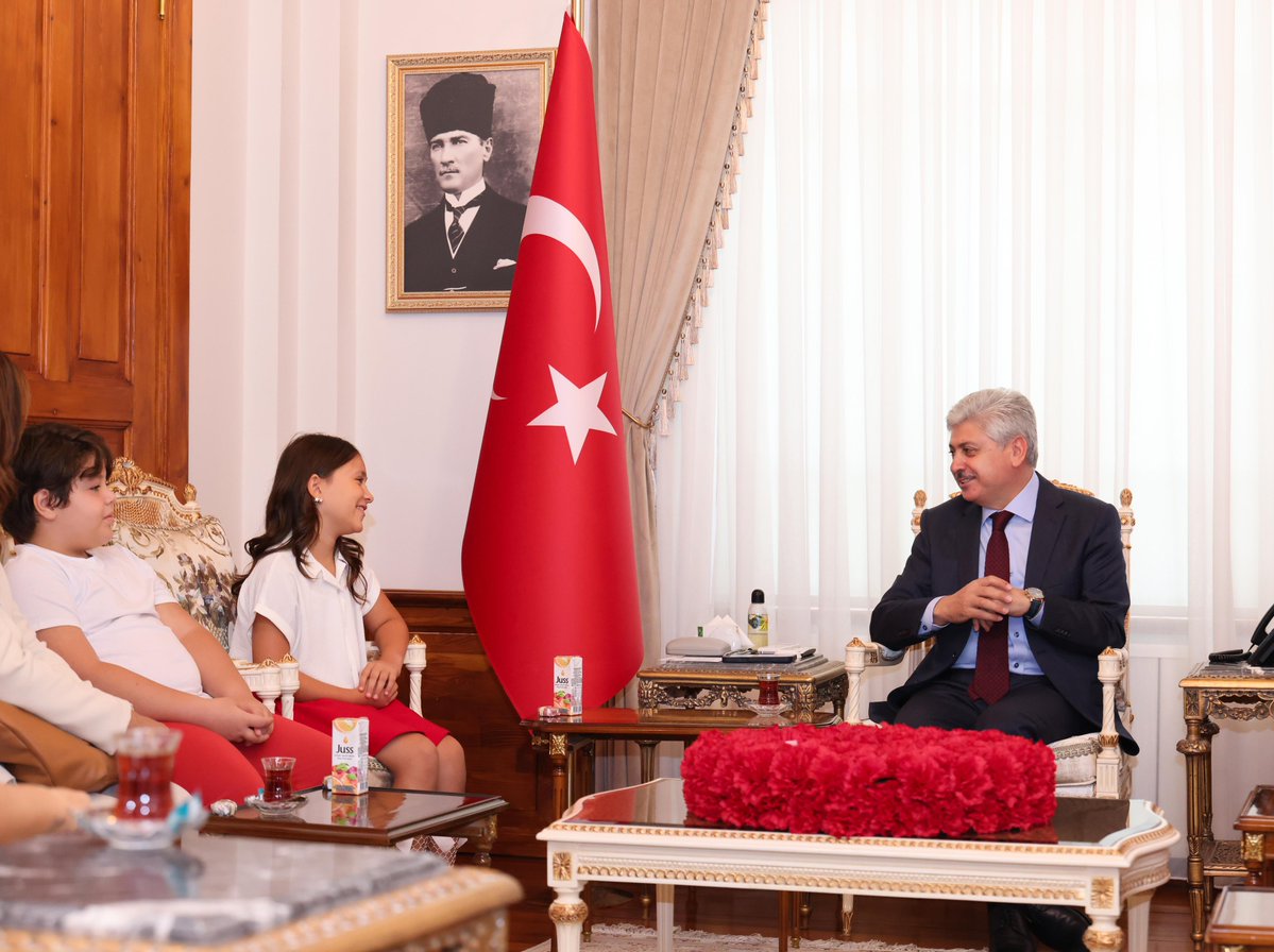 SakaryaValiligi's tweet photo. Valimiz Sayın Rahmi Doğan, 2026-2027 eğitim-öğretim yılı açılışı münasebetiyle İl Milli Eğitim Müdürü Coşkun Bakırtaş, öğrenciler ile velilerini Merkez Çalışma Ofisindeki makamında kabul etti.

Vali Doğan, yeni eğitim-öğretim yılının öğrenciler, öğretmenler ve veliler için hayırlı olmasını dileyerek, eğitimin yalnızca bilgi edinme süreci değil, aynı zamanda karakterin ve değerlerin şekillendiği bir yolculuk olduğunu belirtti. Öğrencilerin bilgi ve becerilerinin yanı sıra milli ve manevi değerlerle yetişmelerinin, geleceğin inşasında önemli bir yere sahip olduğunu ifade etti.