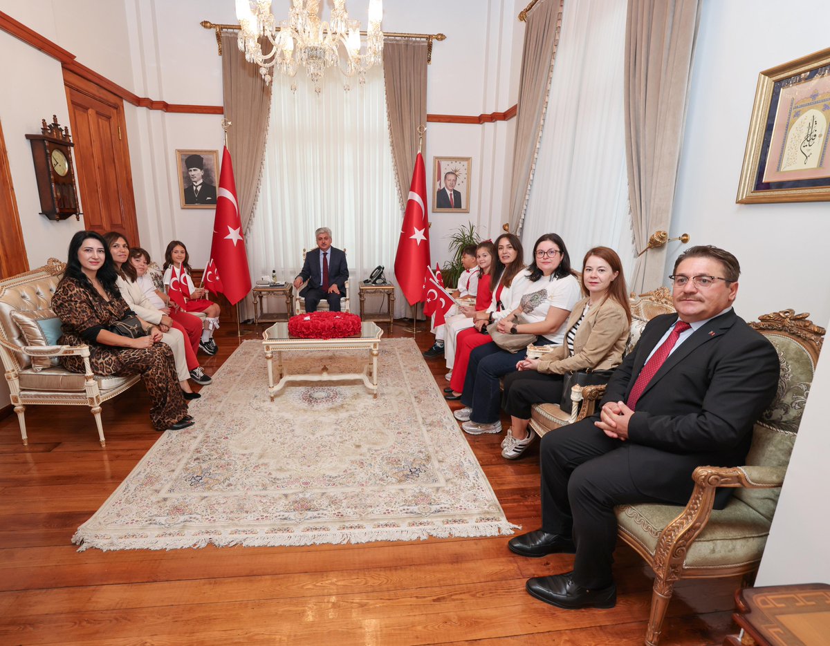 SakaryaValiligi's tweet photo. Valimiz Sayın Rahmi Doğan, 2026-2027 eğitim-öğretim yılı açılışı münasebetiyle İl Milli Eğitim Müdürü Coşkun Bakırtaş, öğrenciler ile velilerini Merkez Çalışma Ofisindeki makamında kabul etti.

Vali Doğan, yeni eğitim-öğretim yılının öğrenciler, öğretmenler ve veliler için hayırlı olmasını dileyerek, eğitimin yalnızca bilgi edinme süreci değil, aynı zamanda karakterin ve değerlerin şekillendiği bir yolculuk olduğunu belirtti. Öğrencilerin bilgi ve becerilerinin yanı sıra milli ve manevi değerlerle yetişmelerinin, geleceğin inşasında önemli bir yere sahip olduğunu ifade etti.