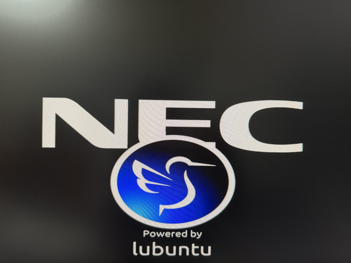 ht3x's tweet photo. 先週買ったラッキージャンクPCにLubuntuインストール中の画面でロゴが被って軽くカオスに https://t.co/iF3O4oqaVS
