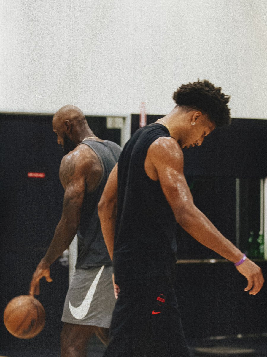 Bronupdates's tweet photo. LeBron in the lab with Jaylen Brown, Jalen Johnson and Tyrese Maxey. 💪🏾🔥🔥

📸: shotbybasi https://t.co/fYqHKZZecy