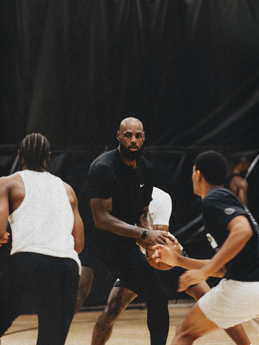 Bronupdates's tweet photo. LeBron in the lab with Jaylen Brown, Jalen Johnson and Tyrese Maxey. 💪🏾🔥🔥

📸: shotbybasi https://t.co/fYqHKZZecy