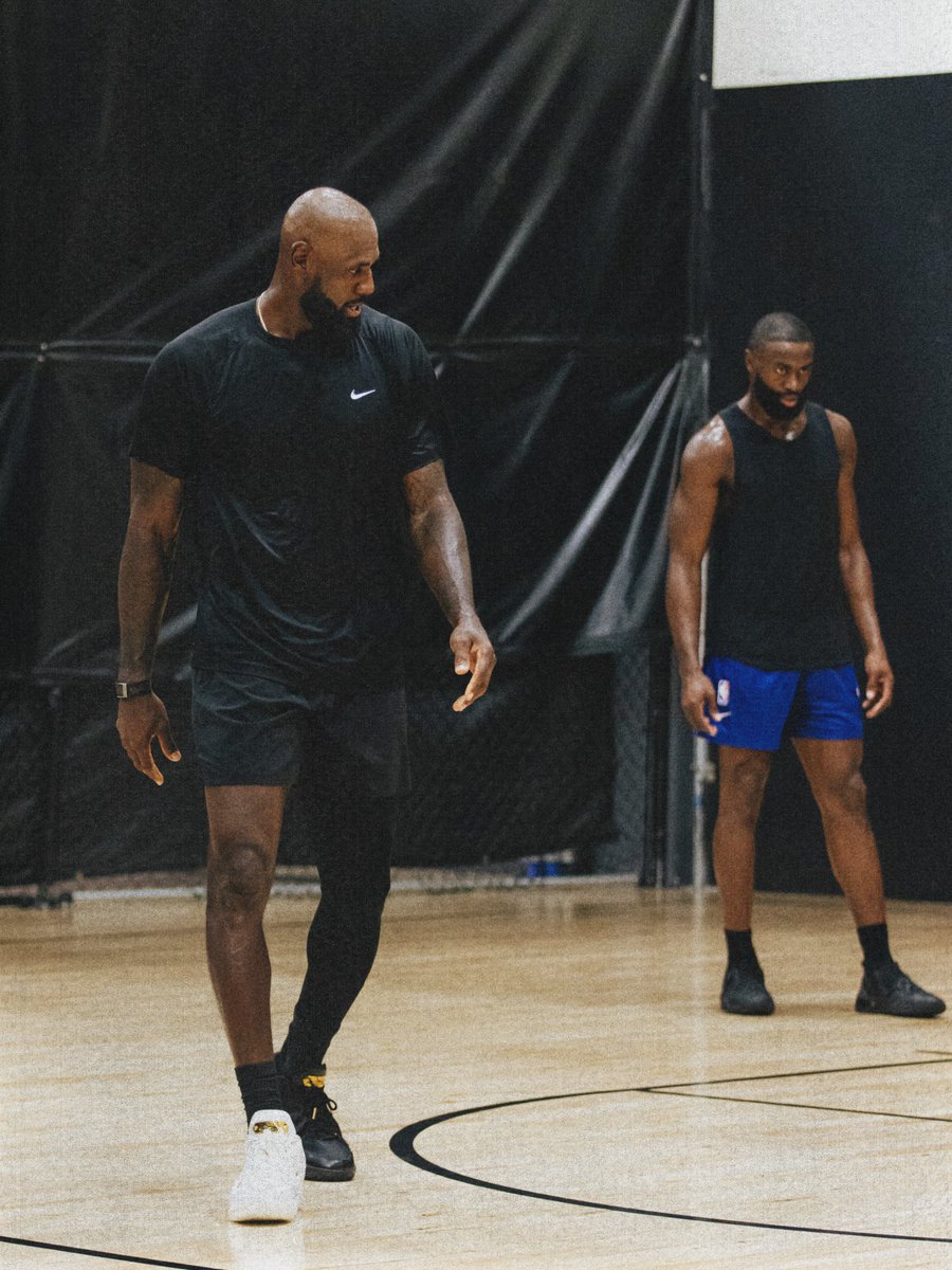 Bronupdates's tweet photo. LeBron in the lab with Jaylen Brown, Jalen Johnson and Tyrese Maxey. 💪🏾🔥🔥

📸: shotbybasi https://t.co/fYqHKZZecy