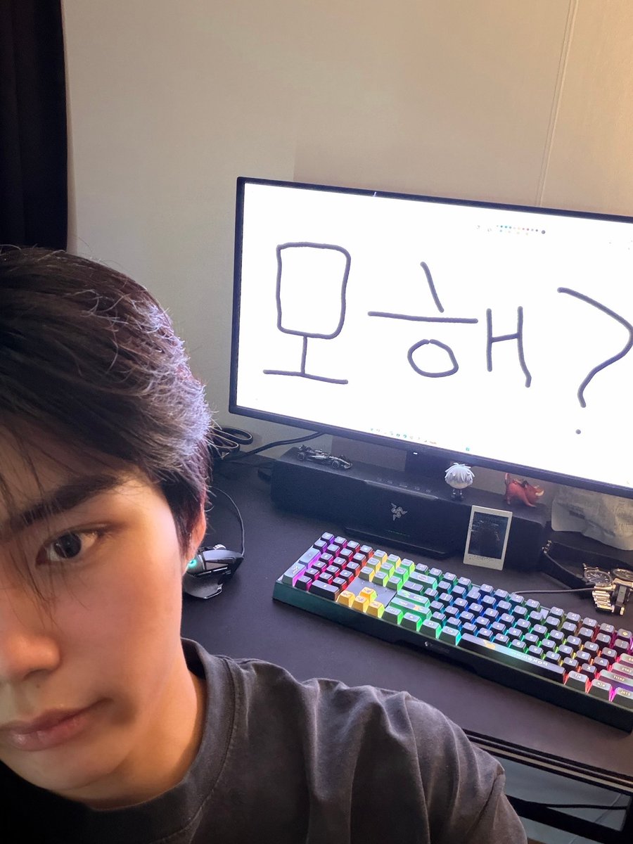Ppoko0110's tweet photo. 박건욱한테 갑자기 이러고 연락 옴 ㅋㅋ https://t.co/VCAMkT3fGN