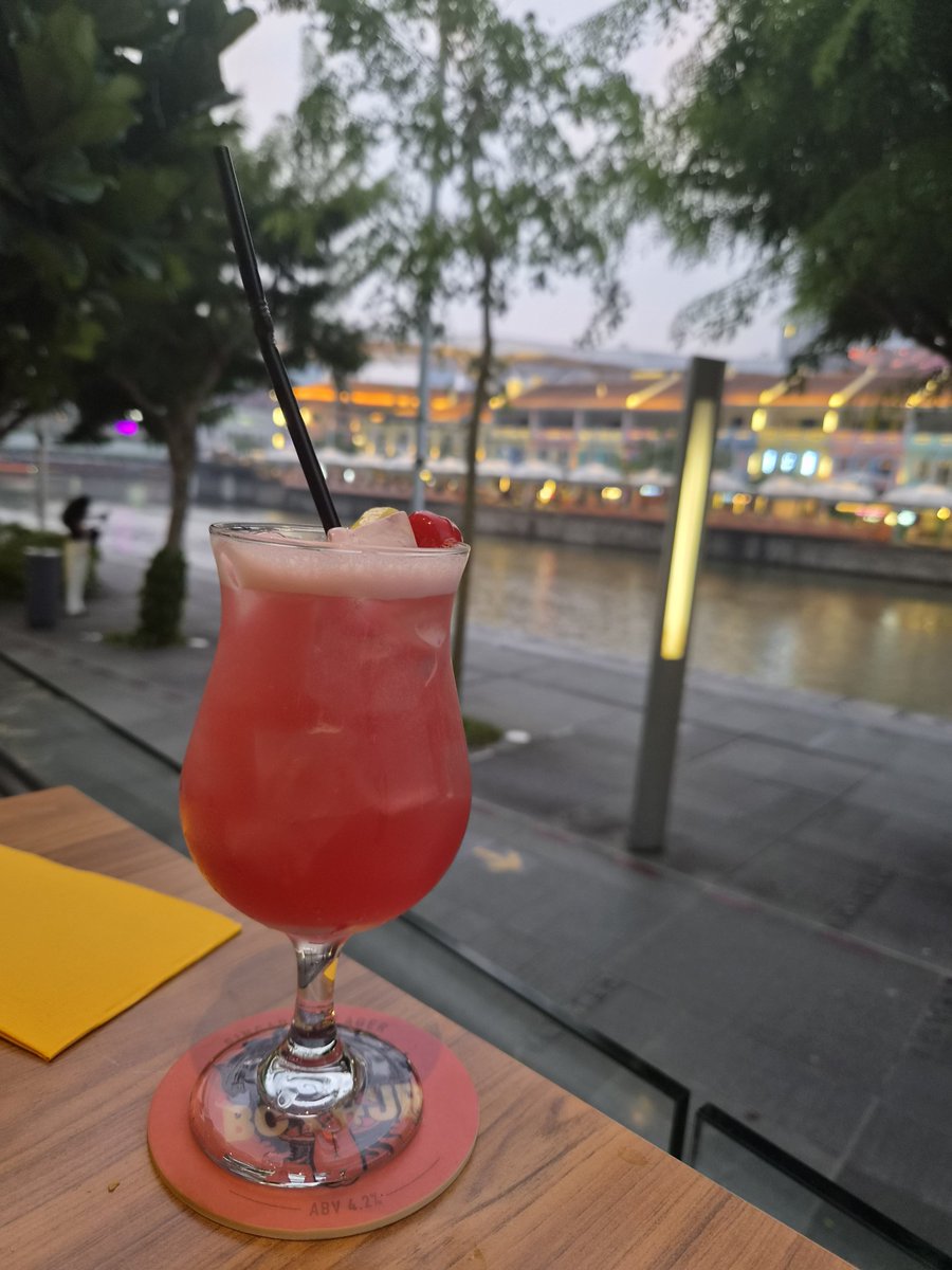 BChantante's tweet photo. シンガポールの観光地でシンガポールスリングを飲んだよ。3年半いて初めてだよ。帰る前には#ロングビーチ で飲みたいよ https://t.co/LDGy2ELwlL
