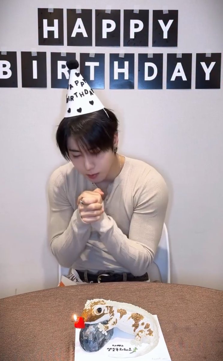hanmingg's tweet photo. the text says “happy birthday dad 🦎” 🥹 https://t.co/rbeNeuoOCS