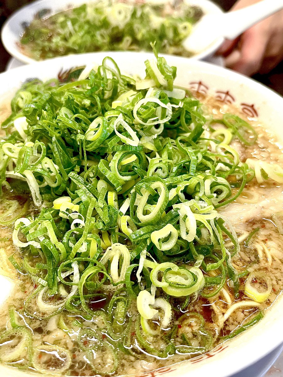 _asaMasa_'s tweet photo. チャーシューメンにネギ多めの量がこちら！今、令和だぜ？すげくね、この無料トッピングの量‼️
#来来亭
#黒光りチャーハン（くっそうまい） https://t.co/f5rngWzqaI
