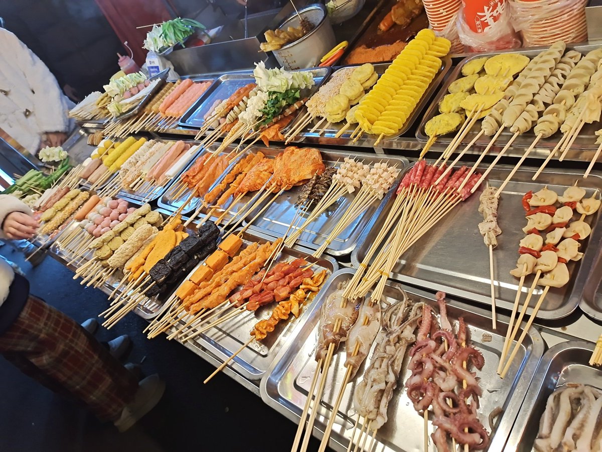 CasandraMckeane's tweet photo. [Craving that late-night street food glow These crispy fried skewers with spicy dipping sauce hit different—warm, crunchy, pure road-side vibe! ]， https://t.co/JiXh5ZT9OO