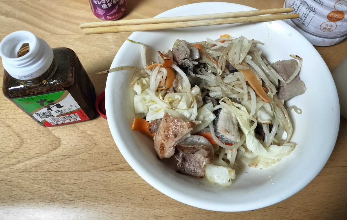 _4c_'s tweet photo. 和牛ホルモン炒め
〆焼きうどん
まっこり

解凍が終わったので炒めて頂きました。
もう、悪魔の味です🥺
ネットを使って配信できるのが当たり前、蛇口を捻れば水が出るのが当たり前、こんな感じで、このお肉も当たり前になった途端に人生の幸福度が下がるので、特別な日に食べていきます。美味しい‼️ https://t.co/FKUGqEINSY