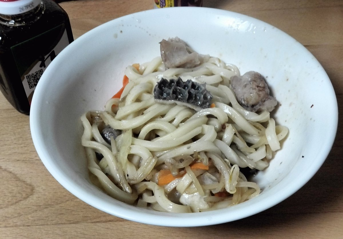 _4c_'s tweet photo. 和牛ホルモン炒め
〆焼きうどん
まっこり

解凍が終わったので炒めて頂きました。
もう、悪魔の味です🥺
ネットを使って配信できるのが当たり前、蛇口を捻れば水が出るのが当たり前、こんな感じで、このお肉も当たり前になった途端に人生の幸福度が下がるので、特別な日に食べていきます。美味しい‼️ https://t.co/FKUGqEINSY