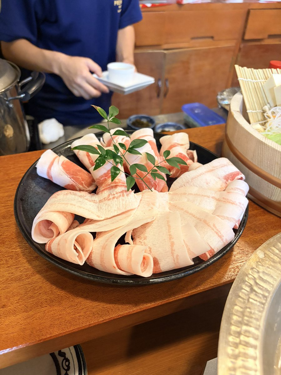 kubikirw's tweet photo. 奄美大島は最高すぎんか？
意外とスーパー0時までやってたり、コンビニ24時間だったりしてる。
あかりん豚美味いし南国の魚最高です https://t.co/L4FZmJ7FcV
