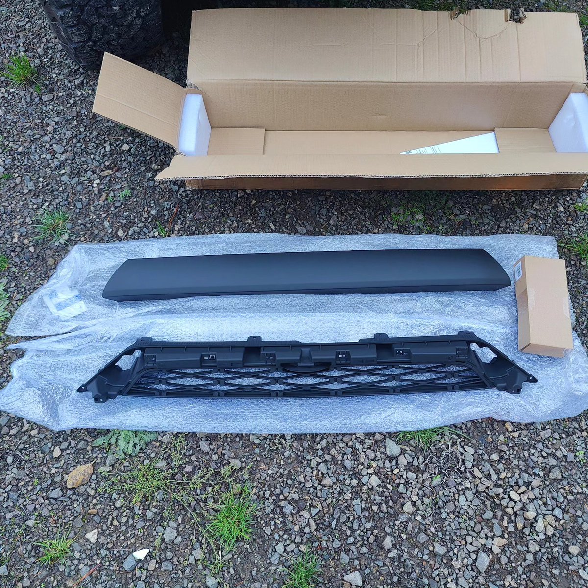 YaelRuwe's tweet photo. 2020-2023 4Runner TRD Pro grille for sale. Brand new, only opened for photos. $210 with free installation. DM if interested. https://t.co/DmbFAENMhL